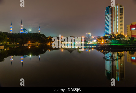 Paysage de nuit à Shah Alam lake avec réflexion Banque D'Images