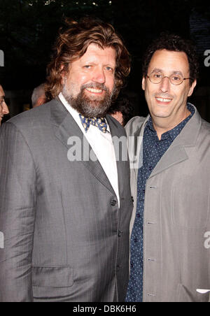 Oskar Eustis et Tony Kushner Le Public Theatre présente la soirée d'ouverture célébration pour Shakespeare in the Park's "Mesure pour mesure" au Delacorte Theater dans Central Park - Arrivées La ville de New York, USA - 30.06.11 Banque D'Images