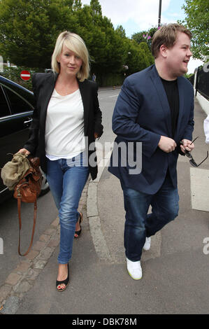 James Corden et épouse Julia Célébrités Carey arrivant au tennis de Wimbledon à Londres, Angleterre - 01.07.11 Banque D'Images