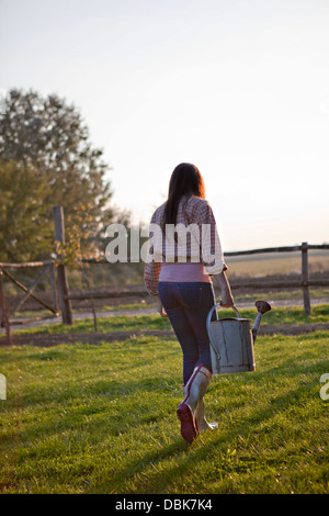 Jeune femme exerçant son arrosoir, la Baranja, Italy, Europe Banque D'Images