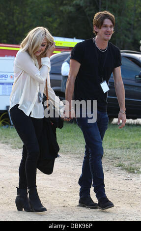 Fearne Cotton et son nouveau petit ami Jesse Wood Le Cornbury Music Festival 2011 - Backstage - Jour 2 Oxfordshire, Angleterre - 02.07.11 Banque D'Images