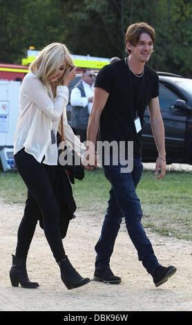 Fearne Cotton et son nouveau petit ami Jesse Wood Le Cornbury Music Festival 2011 - Backstage - Jour 2 Oxfordshire, Angleterre - 02.07.11 Banque D'Images