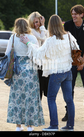 Fearne Cotton et son nouveau petit ami Jesse Wood Le Cornbury Music Festival 2011 - Backstage - Jour 2 Oxfordshire, Angleterre - 02.07.11 Banque D'Images