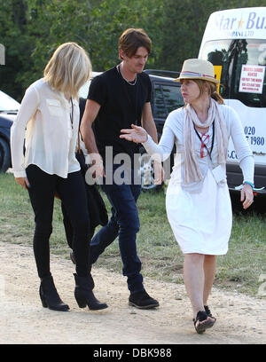 Fearne Cotton et son nouveau petit ami Jesse Wood Le Cornbury Music Festival 2011 - Backstage - Jour 2 Oxfordshire, Angleterre - 02.07.11 Banque D'Images