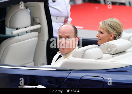 Le Prince Albert II de Monaco et Charlene Wittstock cérémonie religieuse du mariage du Prince Albert II de Monaco à Charlene Wittstock en cour d'honneur au Palais du Prince, Monte Carlo, Monaco - 02.07.11 Banque D'Images