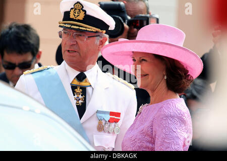 S.m. le Roi Carl XVI Gustaf de Suède et la reine Silvia cérémonie religieuse du mariage du Prince Albert II de Monaco à Charlene Wittstock en cour d'honneur au Palais du Prince, Monte Carlo, Monaco - 02.07.11 Banque D'Images