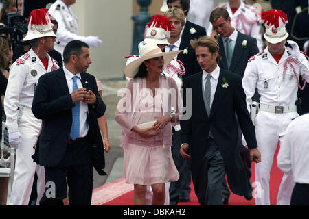 La Princesse Caroline de Hanovre et Andrea Casiraghi cérémonie religieuse du mariage du Prince Albert II de Monaco à Charlene Wittstock en cour d'honneur au Palais du Prince, Monte Carlo, Monaco - 02.07.11 Banque D'Images