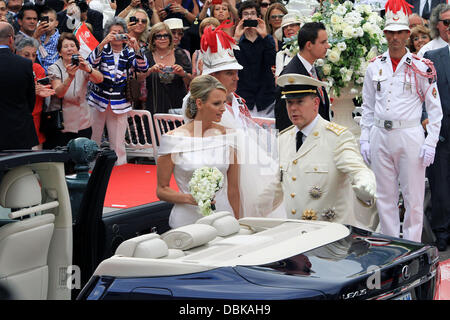 Le Prince Albert II de Monaco et Charlene Wittstock cérémonie religieuse du mariage du Prince Albert II de Monaco à Charlene Wittstock en cour d'honneur au Palais du Prince, Monte Carlo, Monaco - 02.07.11 Banque D'Images