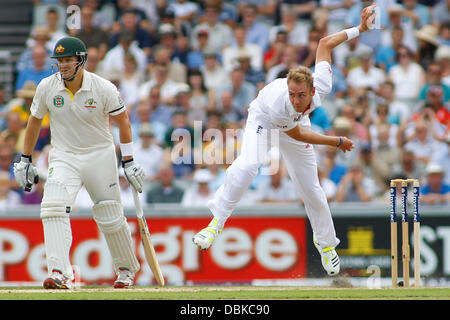 Manchester, UK. 06Th Aug 2013. Shane Watson et Stuart large au cours de la première journée de l'Investec Cendres 3e test match à Old Trafford Cricket Ground, le 01 août 2013 à Londres, en Angleterre. Credit : Mitchell Gunn/ESPA/Alamy Live News Banque D'Images