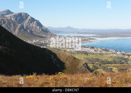 Vue aérienne d'Hermanus,Klein River Lagoon et Walker Bay, de montagnes environnantes Banque D'Images