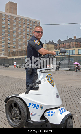 Portrait d'un policier patrouiller sur un Segway sur la promenade de la plage de Brighton Brooklyn, New York Banque D'Images