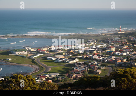 Vue aérienne de l'Agulhas et cap Agulhas lighthouse, à l'extrémité sud de l'Afrique, vu de montagnes environnantes Banque D'Images