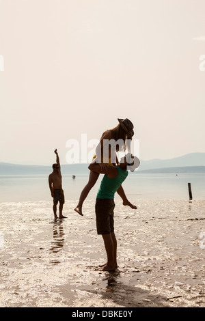 La Croatie, Young couple on beach duper sur Banque D'Images