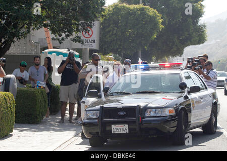 Arrestation d'un homme à l'extérieur du Hilton home un homme qui avait été arrêté auparavant hors de {}PARIS HILTON, Hollywood Hills accueil a été arrêté par les flics à nouveau après qu'il aurait été capturé près de sa maison à Malibu, en Californie. James Rainford a été détenu par L. Banque D'Images