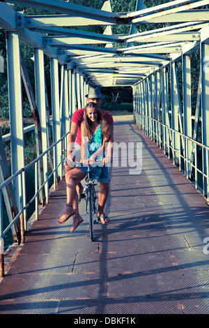La Croatie, Dalmatie, jeune couple sur passerelle, rouler à vélo Banque D'Images