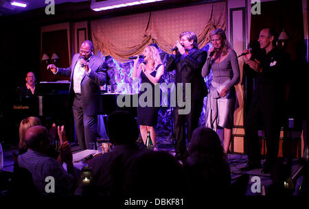 Neil Berg, Lawrence Clayton, Rita Harvey, Rob Evan, Luba Mason et William Michals soirée d'ouverture de 'Berg et Broadway : Échec au spectacle de Broadway et le théâtre des chansons de Neil Berg à Feinstein's au Loews Regency Hotel - New York City, USA - Banque D'Images