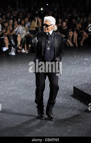 Karl Lagerfeld Paris Fashion Week - créations de designer allemand Karl Lagerfeld pour Chanel à l'automne/hiver 2011/2012 - Catwalk. Paris, France - 05.07.11 Banque D'Images