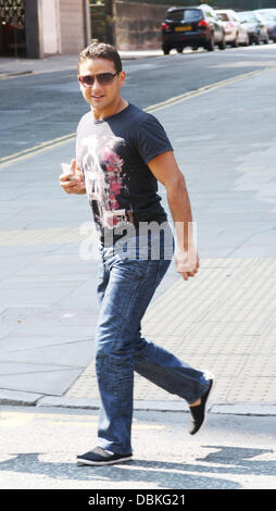 Acteur Coronation Street Ryan Thomas va pour le café avec un ami Manchester, Angleterre - 04.07.11 Banque D'Images