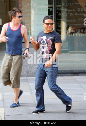 Coronation Street et Thomas Ryan acteur acteur Hollyoaks Andrew Moss rendez-vous pour le café Manchester, Angleterre - 04.07.11 Banque D'Images