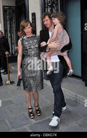 Milla Jovovich avec fiancé Paul W.S. Anderson et sa fille jamais, Paris Fashion Week - Haute Couture - Jean Paul Gaultier Automne/Hiver 2011/2012 - Arrivées Paris, France - sûr 06.07.11 Banque D'Images