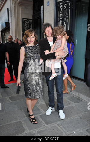 Milla Jovovich avec fiancé Paul W.S. Anderson et sa fille jamais, Paris Fashion Week - Haute Couture - Jean Paul Gaultier Automne/Hiver 2011/2012 - Arrivées Paris, France - sûr 06.07.11 Banque D'Images