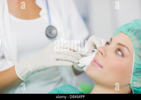 Woman Getting A Botox Injection sur son visage Banque D'Images
