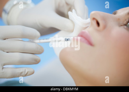 Woman Getting A Botox Injection sur son visage Banque D'Images