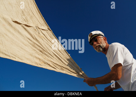 La Croatie, Senior man with captain's hat voilier de direction Banque D'Images