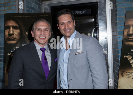 NEW YORK - 31 juillet : (L-R) Ray "Boom Boom" Mancini et Chris Tavalrides assister à 'Le bon fils' dépistage à Cinema Village Banque D'Images