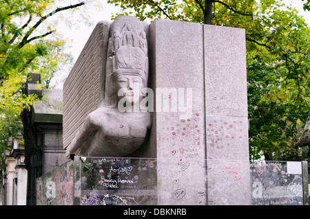 Oscar Wilde grave - tombe au cimetière du Père-Lachaise - conçu par Jacob Epstein. Maintenant fermé pour le protéger de graffitis. Banque D'Images