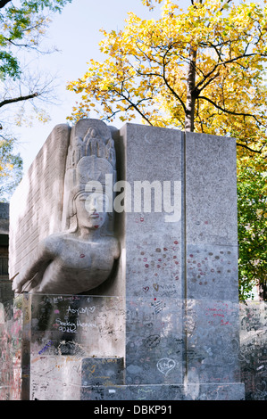 Oscar Wilde grave - tombe au cimetière du Père-Lachaise - conçu par Jacob Epstein. Maintenant fermé pour le protéger de graffitis. Banque D'Images