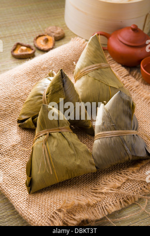 Bazhang boulettes chinoises, zongzi habituellement pris au cours de duanwu festival occasion Banque D'Images