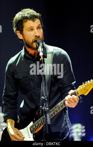 Sam Roberts de la Sam Roberts Band joue sur la scène au Temple Maçonnique lors d'une bande pour le 'Sam Roberts à la salle de concert' television show, qui sera diffusé le 23 août 2011. Toronto, Canada - 10.07.11 Banque D'Images