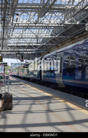 Premier train Scotrail debout à la plate-forme à la gare de Waverley à Édimbourg Banque D'Images