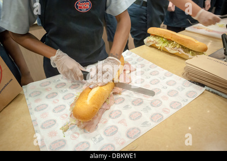 Préparation des sandwichs dans un Jersey Mike's Subs restaurants à ambiance décontractée dans le Lower Manhattan à New York Banque D'Images