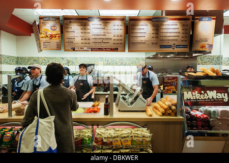 Préparation des sandwichs dans un Jersey Mike's Subs restaurants à ambiance décontractée dans le Lower Manhattan à New York Banque D'Images