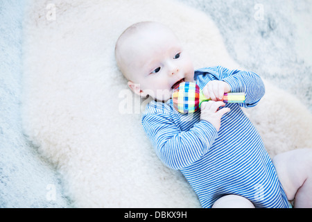 Bébé Garçon jouant avec hochet, Munich, Bavière, Allemagne Banque D'Images