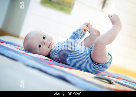 Bébé garçon allongé sur le dos, Munich, Bavière, Allemagne Banque D'Images