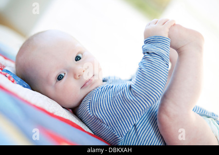 Bébé garçon allongé sur le dos, Munich, Bavière, Allemagne Banque D'Images