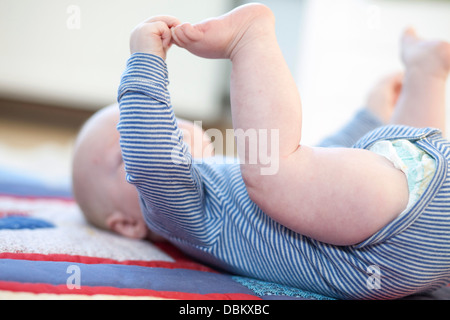 Bébé garçon allongé sur le dos, Munich, Bavière, Allemagne Banque D'Images