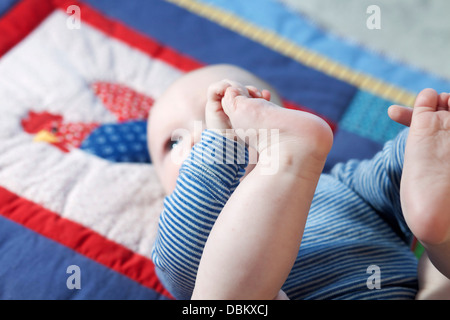 Bébé garçon allongé sur le dos, Munich, Bavière, Allemagne Banque D'Images