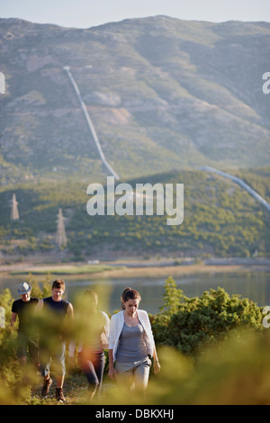 La Croatie, jeunes randonnées autour du lac de stockage Banque D'Images