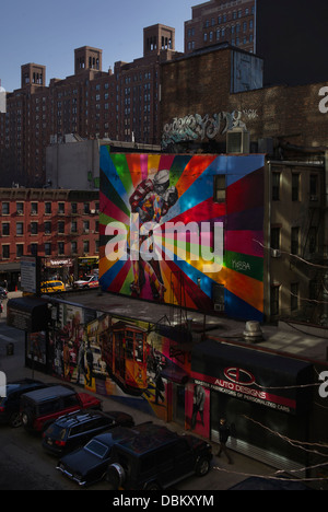 Un graffiti représentant la célèbre photo d'un baiser à Times Square est vu de la Highline Trail dans la ville de New York. Banque D'Images