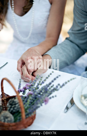 Bride and Groom Holding Hands, à l'extérieur, Italy, Europe Banque D'Images