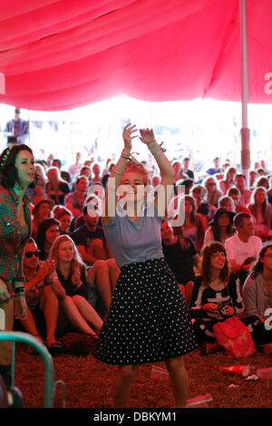 La danse pour les filles bonne nuit dans le salon, Lénine à la ferme Festival tenu sur Merton Farm - Jour 3. Canterbury, Angleterre - 10.07.11 Banque D'Images