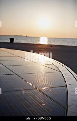 La Croatie, Dalmatie, panneaux solaires comme un plancher de danse, coucher de soleil en arrière-plan Banque D'Images