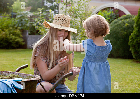 Mère et fille qui travaille ensemble dans jardin, Munich, Bavière, Allemagne Banque D'Images