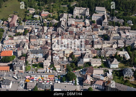 VUE AÉRIENNE.Vieille ville de Barcelonnette dans la vallée de l'Ubaye.Alpes-de-haute-Provence, France.