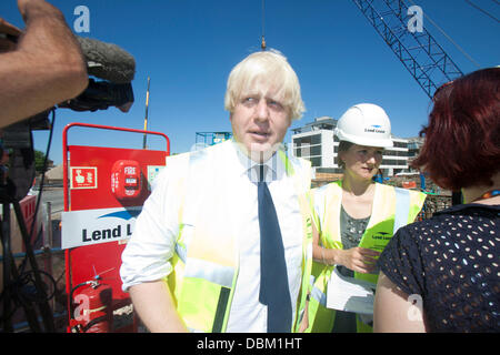 Elephant and Castle, Londres, Royaume-Uni. 1er août 2013. Le maire de Londres Boris Johnson visite un projet de régénération à l'Elephant & Castle dans le sud-est de Londres à l'occasion du lancement d'une régénération de la région à "l'un l'éléphant', avec trois milliards de livres transformation, qui comprendra une tour résidentielle de 37 étages et de nouvelles entreprises de détail et de crédit de l'espace : amer ghazzal/Alamy Live News Banque D'Images