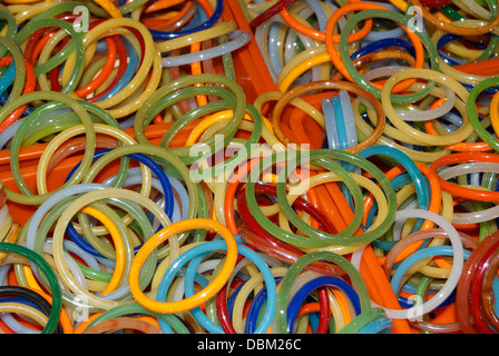 Bracelets en verre coloré de l'Inde Banque D'Images